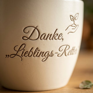 Personalisierter Blumentopf mit Gravur — Geschenk Notfallsanitäter Dankeschön — Detailaufnahme
