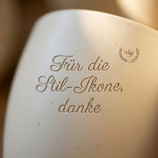 Personalisierter Blumentopf mit Gravur — Geschenk für Interior Designerin — Detailaufnahme