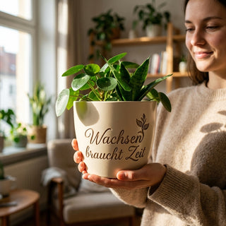 Personalisierter Blumentopf mit Gravur — Geschenk Nichte Geburtstag — im Wohnambiente