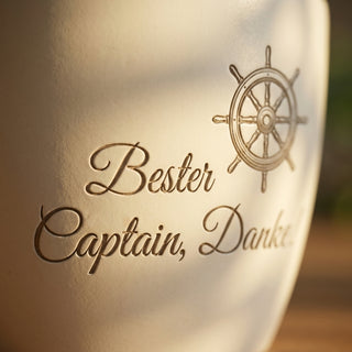 Personalisierter Blumentopf mit Gravur — Geschenk Flugkapitän Dankeschön — Detailaufnahme