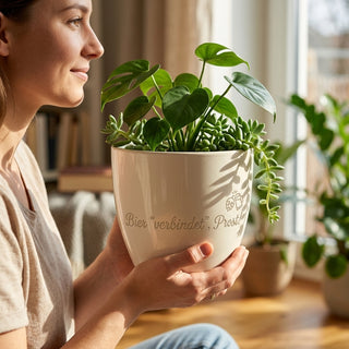 Personalisierter Blumentopf mit Gravur — Geschenk für Bierbrauer & Hobbybrauer — im Wohnambiente