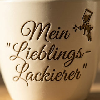 Personalisierter Blumentopf mit Gravur — Geschenk Lackierer Geburtstag — Detailaufnahme