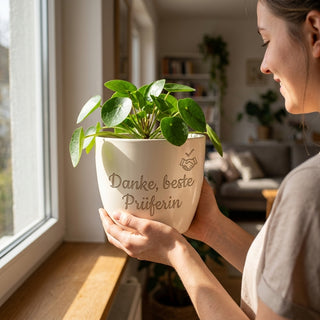 Personalisierter Blumentopf mit Gravur — Danke-Geschenk für Wirtschaftsprüferin — im Wohnambiente