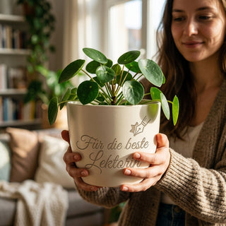 Personalisierter Blumentopf mit Gravur — Geschenk für Lektorin — im Wohnambiente