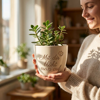 Geschenk für Physiotherapeutin – Blumentopf mit persönlicher Gravur — im Wohnambiente