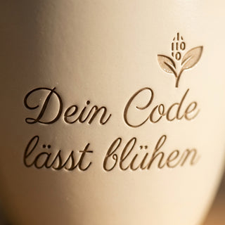 Personalisierter Blumentopf mit Gravur — Geschenk Programmiererin — Detailaufnahme