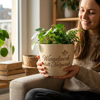 Personalisierter Blumentopf mit Gravur — Geschenk Netzwerkadministrator — im Wohnambiente