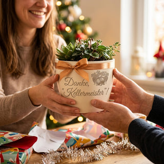 Personalisierter Blumentopf mit Gravur — Dankeschön für den Kellermeister — als persoenliche Geschenk-Uebergabe