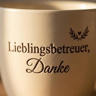 Personalisierter Blumentopf mit Gravur — Geschenk Kundenbetreuer Dankeschön — Detailaufnahme