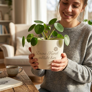 Personalisierter Blumentopf mit Gravur — Geschenk Hobbymaler Künstler — im Wohnambiente