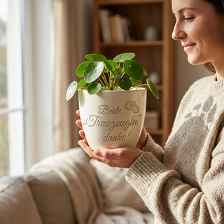 Personalisierter Blumentopf — Geschenk Brautjungfer Hochzeit Trauzeugin — im Wohnambiente