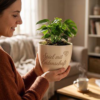 Personalisierter Blumentopf mit Gravur — Geschenk Fußballerin zum Abschied — im Wohnambiente