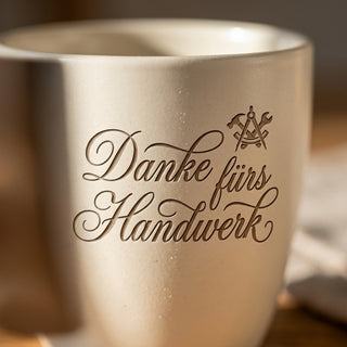 Personalisierter Blumentopf mit Gravur — Geschenk Metzgerin Abschied — Detailaufnahme