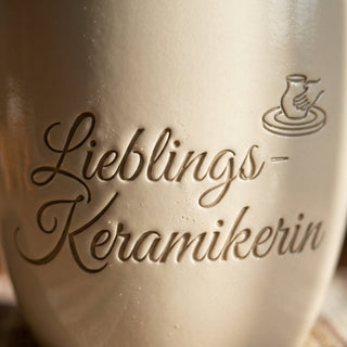 Personalisierter Blumentopf mit Gravur 'Lieblings-Keramikerin' — Geschenk für Keramikerinnen — Detailaufnahme