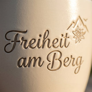 Personalisierter Blumentopf mit Gravur — Geschenk Mountainbiker — Detailaufnahme