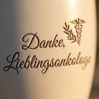 Personalisierter Blumentopf mit Gravur — Dankeschön Onkologe nach Krebstherapie — Detailaufnahme