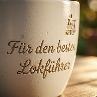 Personalisierter Blumentopf mit Gravur — Geschenk für Modelleisenbahner — Detailaufnahme