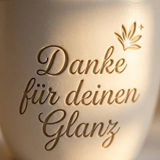 Personalisierter Blumentopf mit Gravur — Geschenk Lackierer Dankeschön — Detailaufnahme