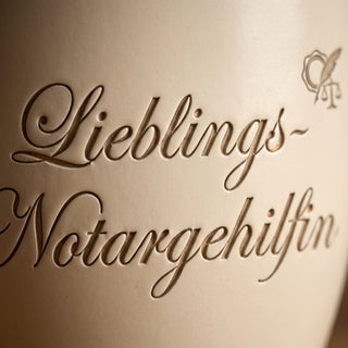 Personalisierter Blumentopf mit Gravur — Geschenk für Notarfachangestellte — Detailaufnahme