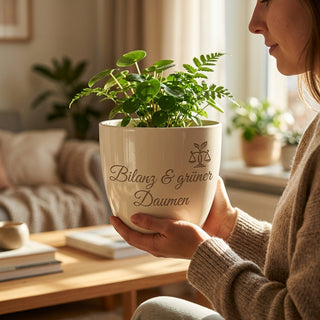 Personalisierter Blumentopf mit Gravur — Geschenk Wirtschaftsprüferin — im Wohnambiente