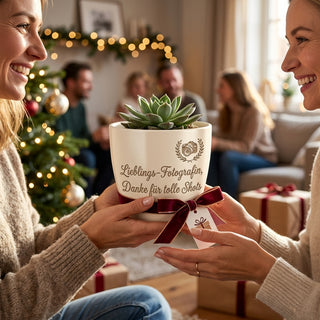 Personalisierter Blumentopf mit Gravur — Geschenk Fotografin Danke Abschied — als persoenliche Geschenk-Uebergabe