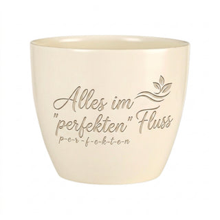Personalisierter Blumentopf mit Gravur — Geschenk Logistikerin Abschied — Detailansicht der Lasergravur