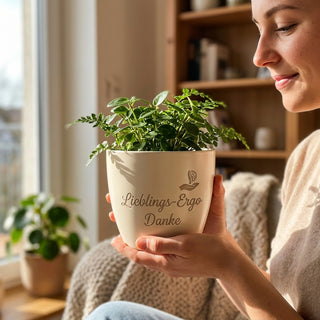 Personalisierter Blumentopf mit Gravur — Danke Geschenk Ergotherapeutin — im Wohnambiente