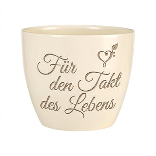 Personalisierter Blumentopf mit Gravur — Geschenk Kardiologin — Detailansicht der Lasergravur
