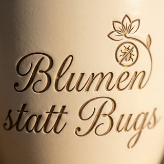 Blumentopf mit Gravur „Blumen statt Bugs“ — Geschenk Softwareentwickler — Detailaufnahme