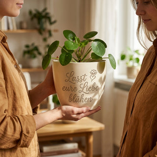 Personalisierter Blumentopf mit Gravur — Hochzeitsgeschenk für Brautpaar — im Wohnambiente