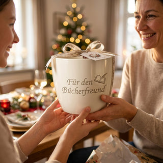 Geschenk Antiquar – Individueller Blumentopf mit Gravur für den Bücherfreund — geschenk_uebergabe