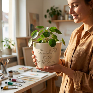 Blumentopf mit Gravur 'Danke, liebe Malerin' - Personalisiertes Künstlergeschenk — im Wohnambiente
