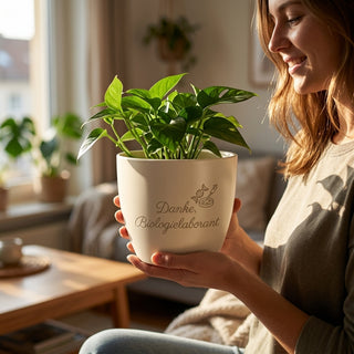Personalisierter Blumentopf mit Gravur — Danke Geschenk Biologielaborant — im Wohnambiente