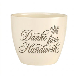 Personalisierter Blumentopf mit Gravur — Geschenk Metzgerin Abschied — Detailansicht der Lasergravur