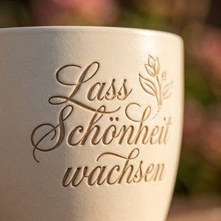 Personalisierter Blumentopf — Geschenk Fliesenlegerin mit Gravur — Detailaufnahme