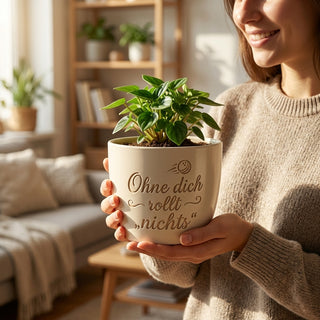 Personalisierter Blumentopf mit Gravur — Geschenk Spediteur & Logistik — im Wohnambiente
