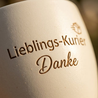 Personalisierter Blumentopf mit Gravur — Geschenk Kurierfahrer Danke — Detailaufnahme
