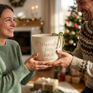 Personalisierter Blumentopf 'Wurzeln fest, hoch hinaus' — Geschenk Kletterer — als persoenliche Geschenk-Uebergabe