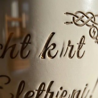 Personalisierter Blumentopf mit Gravur — Geschenk Elektrikerin Berufseinstieg — Detailaufnahme
