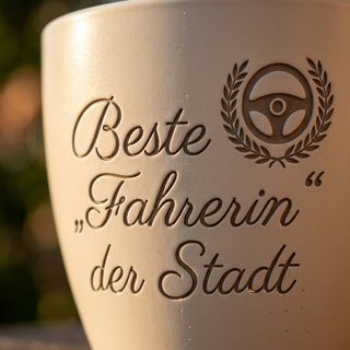 Blumentopf mit Gravur Beste Fahrerin der Stadt — Geschenk Taxifahrerin — Detailaufnahme