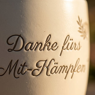 Einzigartiger Blumentopf mit Gravur – Danke fürs Mit-Kämpfen für Kampfsportlehrer — Detailaufnahme