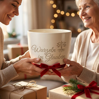 Persönliches Geschenk für Pastorinnen – Blumentopf mit Gravur 'Wurzeln im Glauben' — als persoenliche Geschenk-Uebergabe