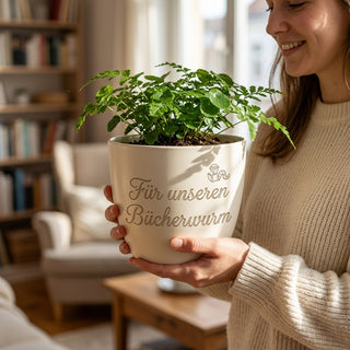 Geschenk für Bücherwürmer – Personalisierter Blumentopf mit Gravur — im Wohnambiente