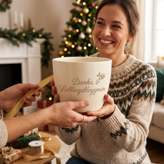 Personalisierter Blumentopf mit Gravur — Geschenk Foodbloggerin Danke — als persoenliche Geschenk-Uebergabe