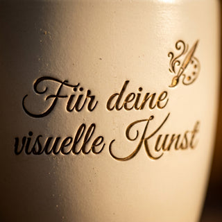 Personalisierter Blumentopf mit Gravur — Geschenk Grafikerin Geburtstag — Detailaufnahme
