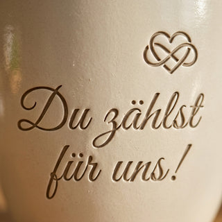 Personalisierter Blumentopf mit Gravur — Geschenk Mathelehrer Abschied — Detailaufnahme