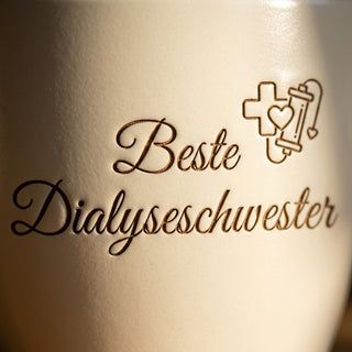 Personalisierter Blumentopf mit Gravur — Geschenk Dialyseschwester Abschied — Detailaufnahme