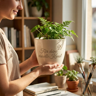 Personalisierter Blumentopf mit Gravur — Geschenk Grafikerin Geburtstag — im Wohnambiente