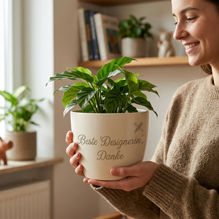 Personalisierter Blumentopf mit Gravur — Geschenk für Designerin Dankeschön — im Wohnambiente