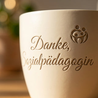 Personalisierter Blumentopf — Danke-Geschenk für Sozialpädagogin mit Gravur — Detailaufnahme